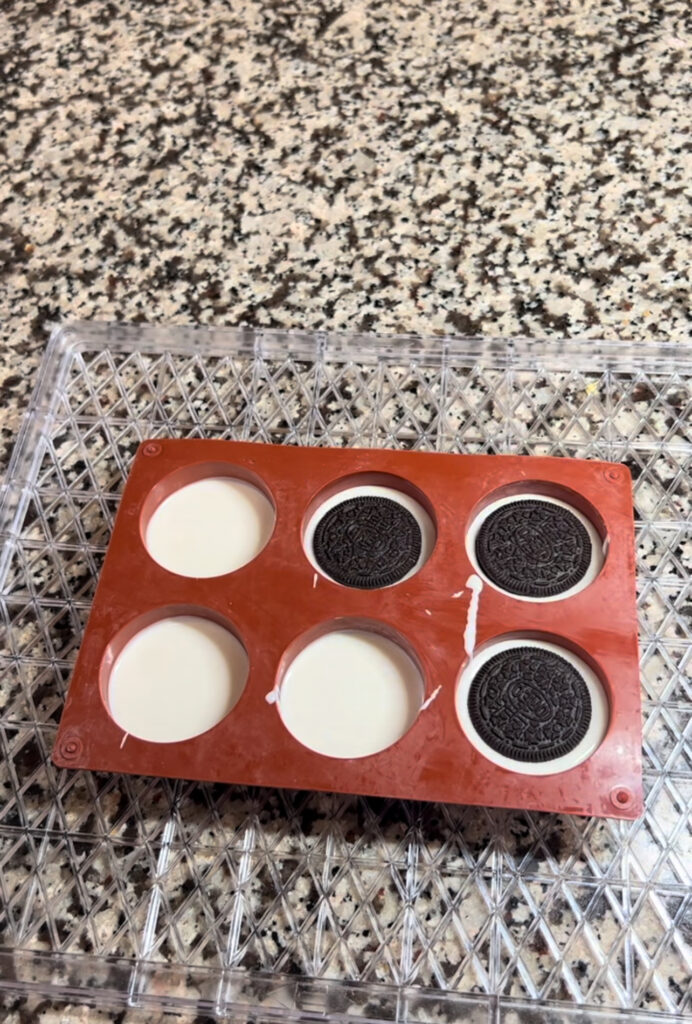 how to make chocolate covered Oreos